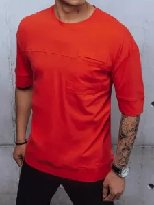 Rdeča majica trendovskega dizajna