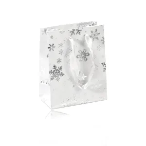 Bela darilna vrečka - zimski motiv s snežinkami v srebrni barvi, trakovi