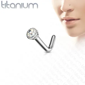 Ukrivljen piercing za nos iz titana – okrogel prozorni cirkon v okvirju, 0,8 mm - Mere: 0,8 mm x 6 mm x 1,5 mm