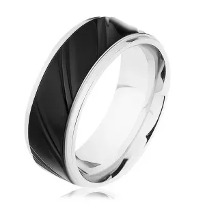 Jeklen prstan srebrne barve s črnim pasom, poševne izdolbine - Velikost: 62