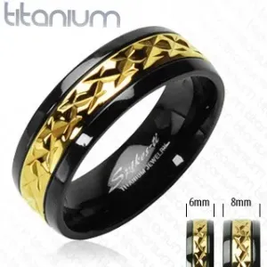 Črn prstan iz titana z vzorčastim pasom zlate barve - Velikost: 59