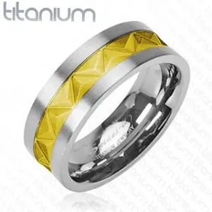 Prstan iz titana v srebrni barvi z okrasom zlate barve - Velikost: 57