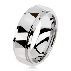 Brušen volframov prstan srebrne barve, trikotniki, dvignjen sredinski pas - Velikost: 54