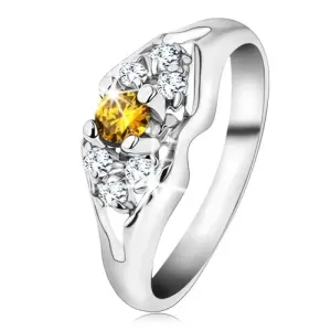 Lesketav prstan srebrne barve, razdeljena kraka, rumeno-prozorni cirkoni - Velikost: 54