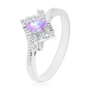 Sijoč prstan srebrne barve, brušen svetlo vijoličen oval, prozorni cirkoni - Velikost: 52