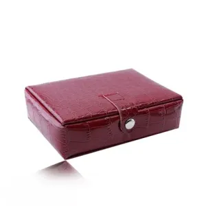 Usnjena škatla za nakit v rdeči barvi – motiv krokodilje kože, zapenjanje s potisnim gumbom