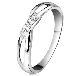 14-k zlati prstan – trije okrogli prozorni diamanti, razcepljena kraka, belo zlato - Velikost: 49