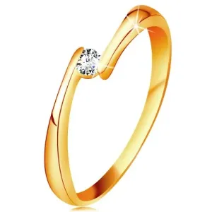 Prstan iz 14-k rumenega zlata – prozoren diamant med zoženima koncema krakov - Velikost: 56