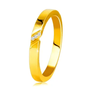 Prstan iz rumenega 14 K zlata - prstan s fino zarezo in linijo iz cirkonov - Velikost: 54