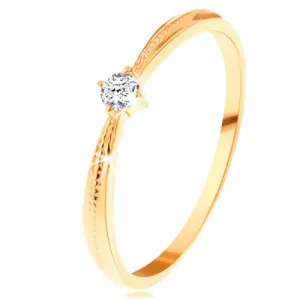 Zaročni prstan iz rumenega 14K zlata - okrogel prozoren cirkon, narebrena kraka - Velikost: 60