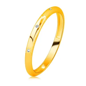 Zlat prstan iz 14K zlata – trije prozorni cirkoni, zrcalnato polirana površina - Velikost: 49